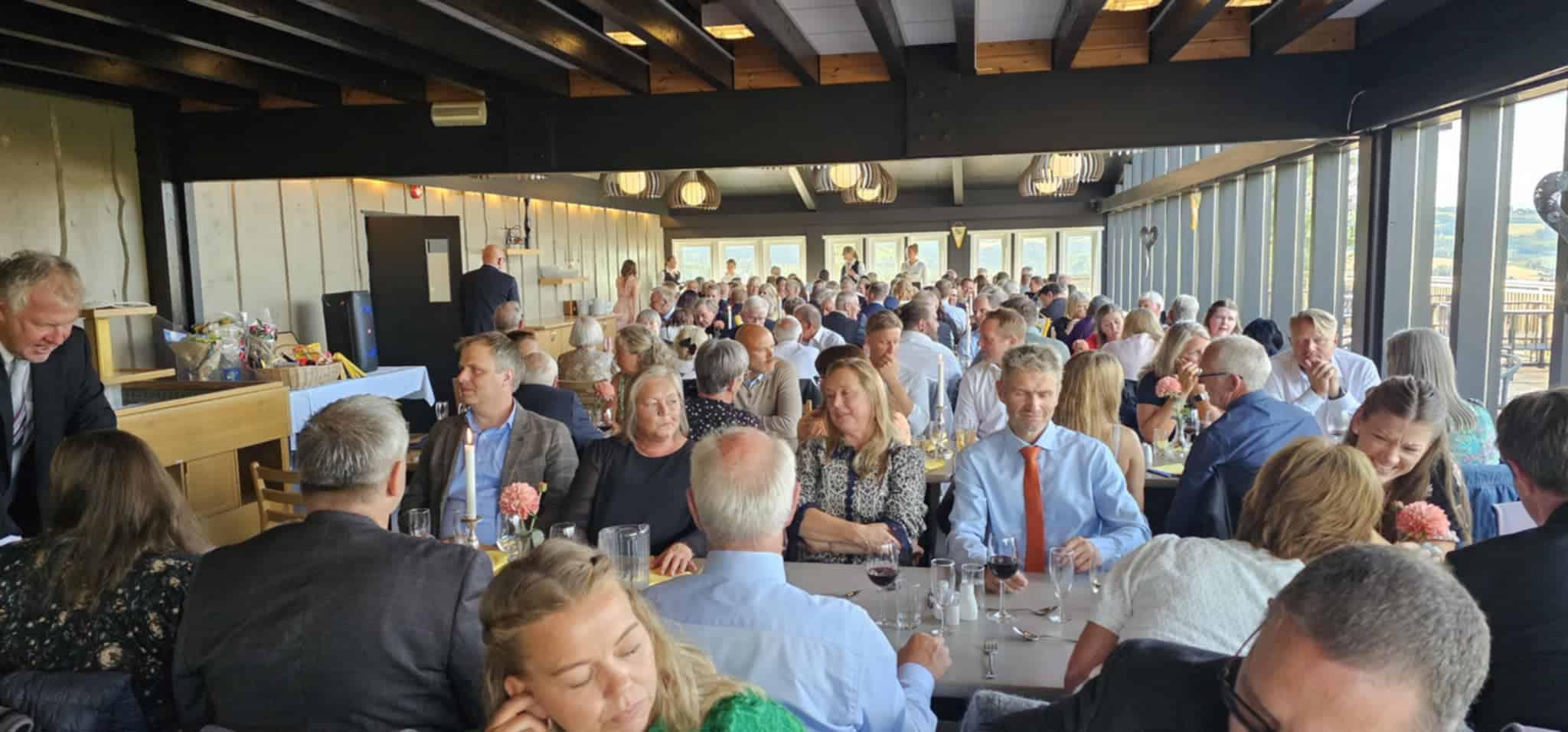 MIDDAG: Vel 130 middagsgjester benket seg på Honne lørdag ettermiddag, Biri IL spanderte på innbudte celebriteter, dugnadsfolk, ledere av idrettslaget og ikke minst æresmedlemmer.